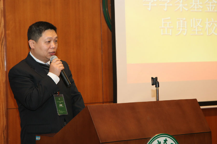 Alumni Yue Yong – representative of the fund council gave a speech.