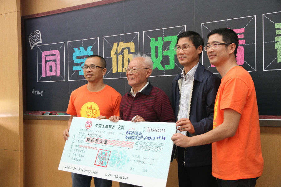 Secretary Qi Xiaoping and teacher Li Xuerou accepted the alumni’s donation on behalf of the school.