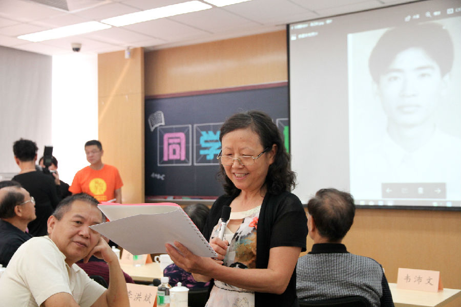  Teachers Chen Wanling and Qi Jiangna roll called.