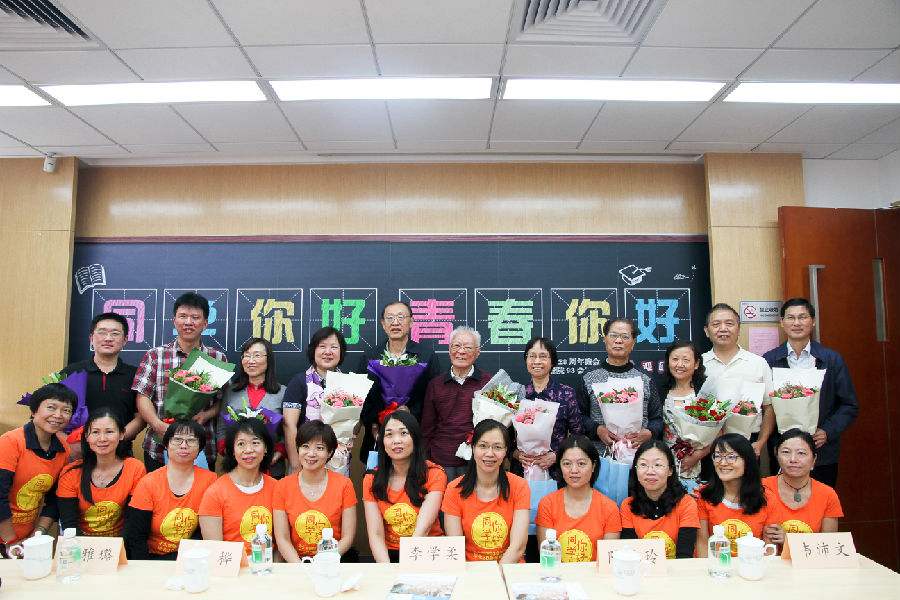 Alumni representatives presented flowers to the teachers.