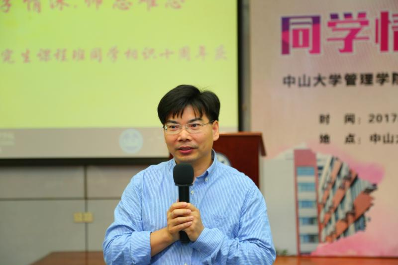 Teacher Huang Yirong gave a speech.